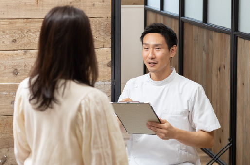 施術前に丁寧なヒアリングを行います